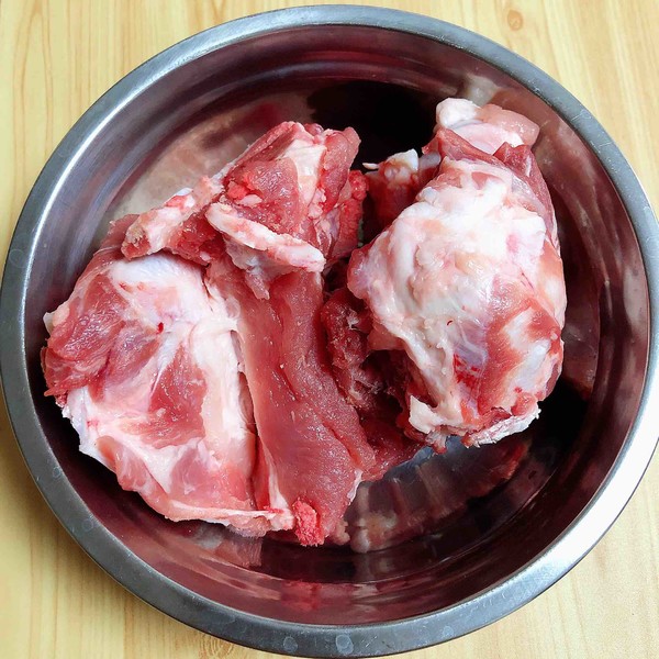 酸菜燉大骨的做法-咸鮮味燉菜譜-易網<a href=http://www.jsjjzhkt.cn/ target=_blank class=infotextkey>健康養生</a>網 酸菜燉大骨的做法-咸鮮味燉菜譜