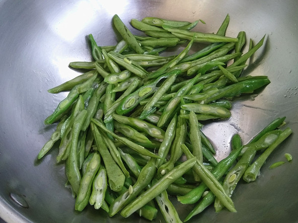 香菇豆角絲的做法-家常味炒菜譜