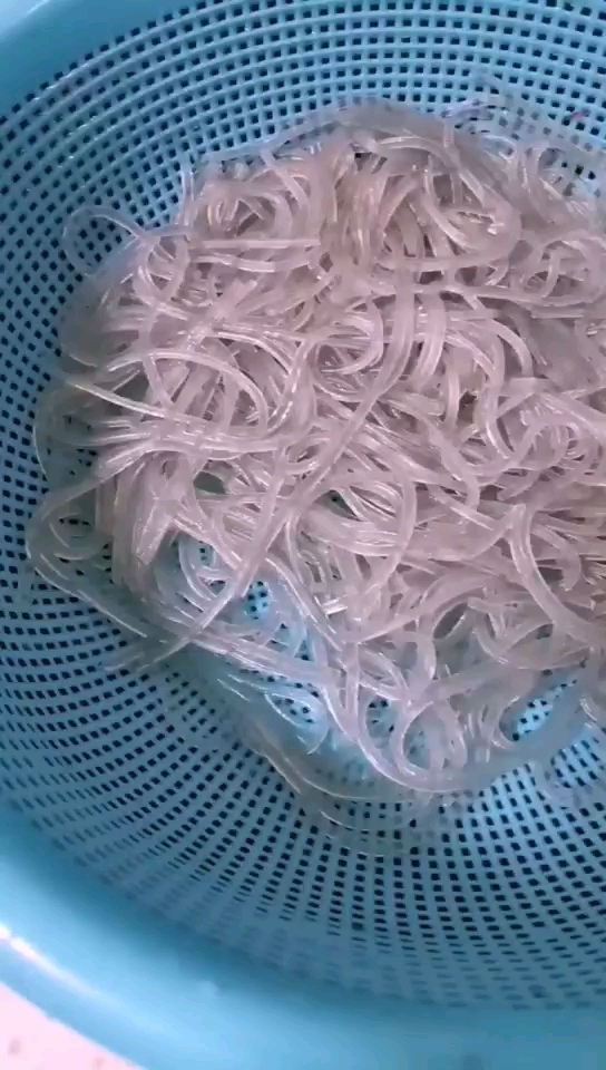 蝦仁粉絲煲的做法-家常味煮菜譜-易網<a href=http://www.jsjjzhkt.cn/ target=_blank class=infotextkey>健康養生</a>網 蝦仁粉絲煲的做法-家常味煮菜譜