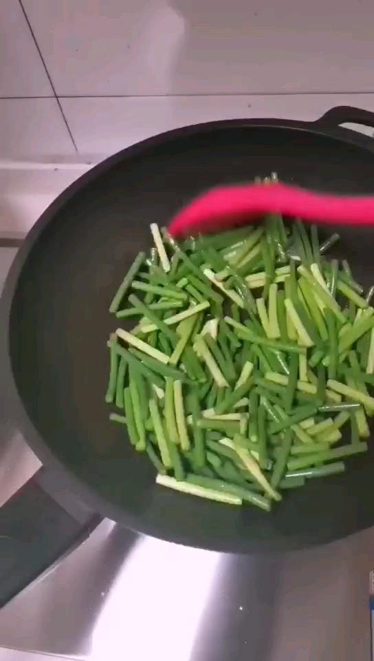 雞蛋炒苔蒜的做法-家常味炒菜譜