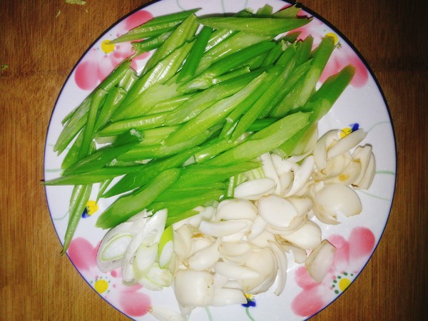 西芹百合的做法-家常味炒菜譜-易網(wǎng)<a href=http://www.jsjjzhkt.cn/ target=_blank class=infotextkey>健康養(yǎng)生</a>網(wǎng) 西芹百合的做法-家常味炒菜譜