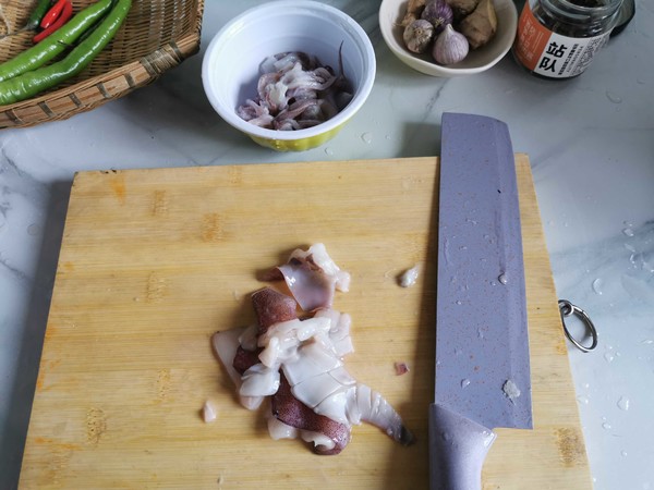 爆炒魷魚的做法-香辣味炒菜譜-易網健康養生網 爆炒魷魚的做法-香辣味炒菜譜