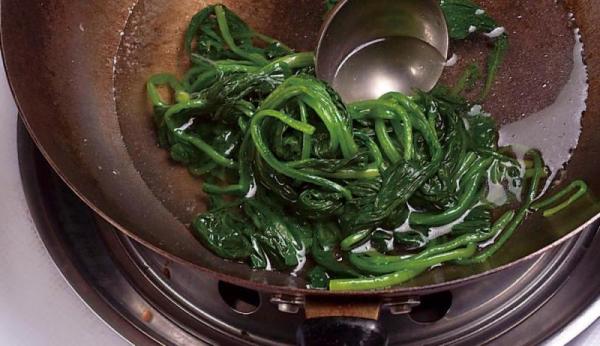 金銀蛋浸菠菜的做法-家常味炒菜譜-易網健康養生網 金銀蛋浸菠菜的做法-家常味炒菜譜