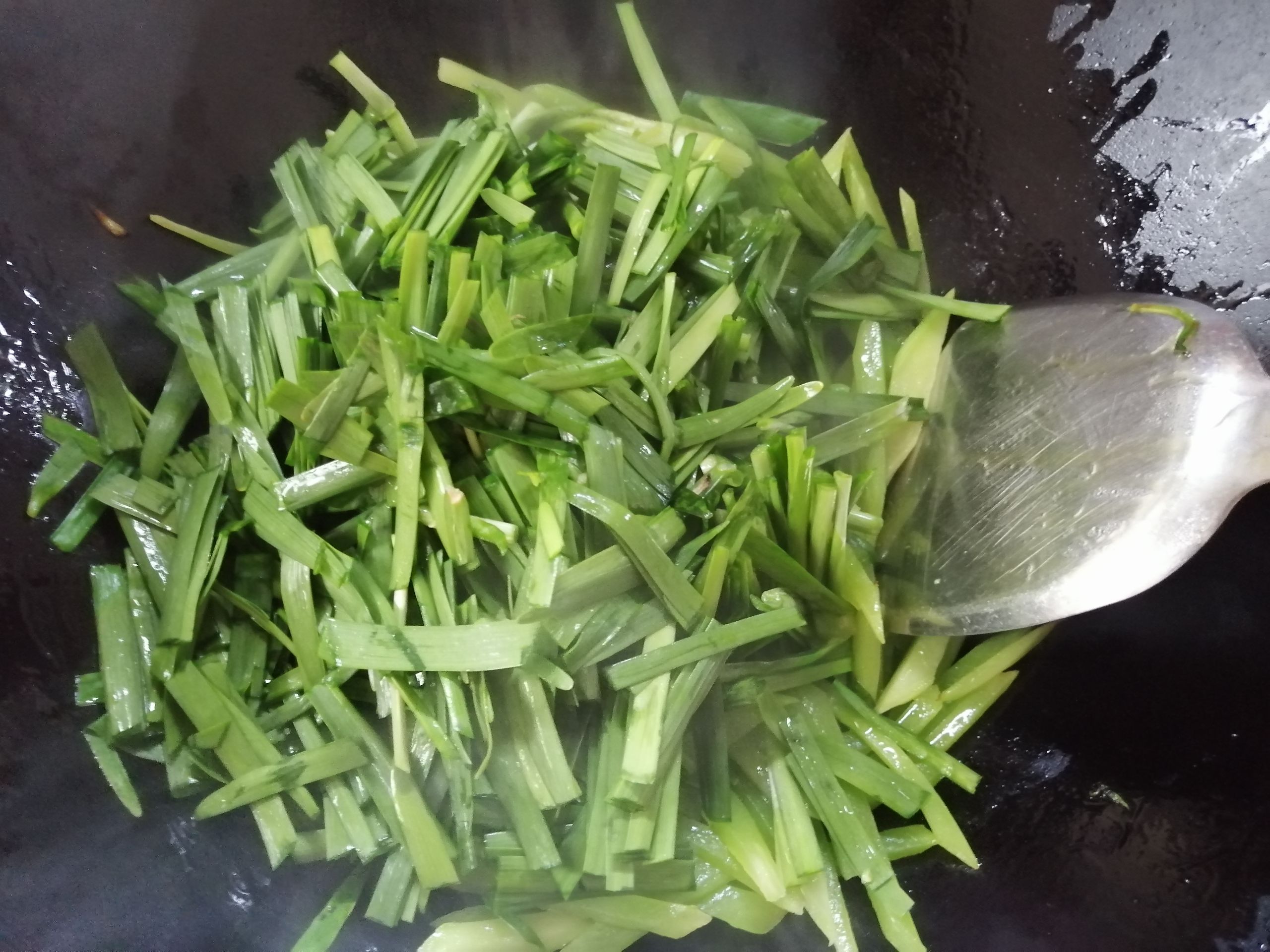 萵苣炒韭菜的做法-家常味炒菜譜-易網(wǎng)健康養(yǎng)生網(wǎng) 萵苣炒韭菜的做法-家常味炒菜譜