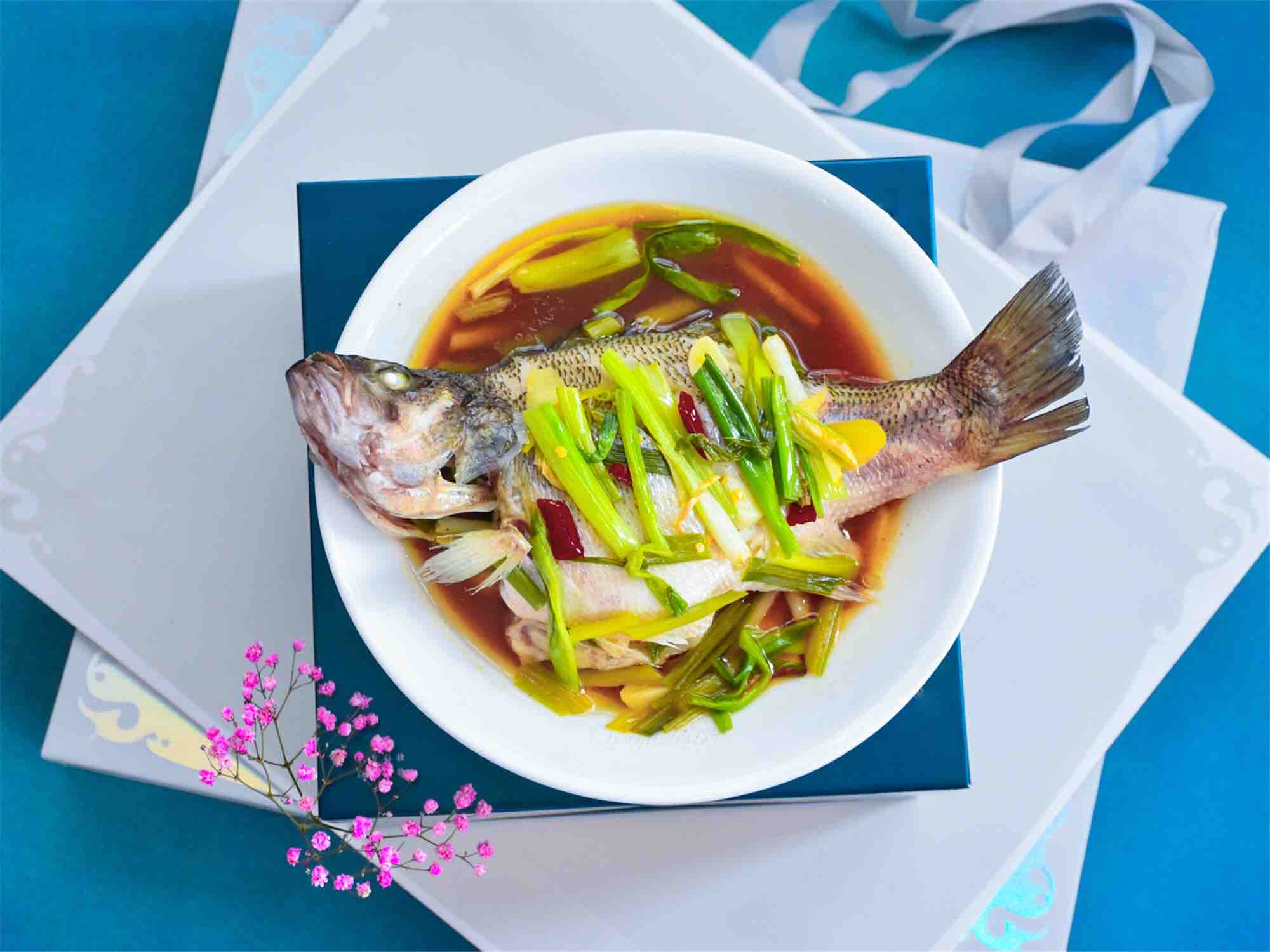 清蒸鱸魚(yú)的做法-咸鮮味煮菜譜-易網(wǎng)健康養(yǎng)生網(wǎng) 清蒸鱸魚(yú)的做法-咸鮮味煮菜譜