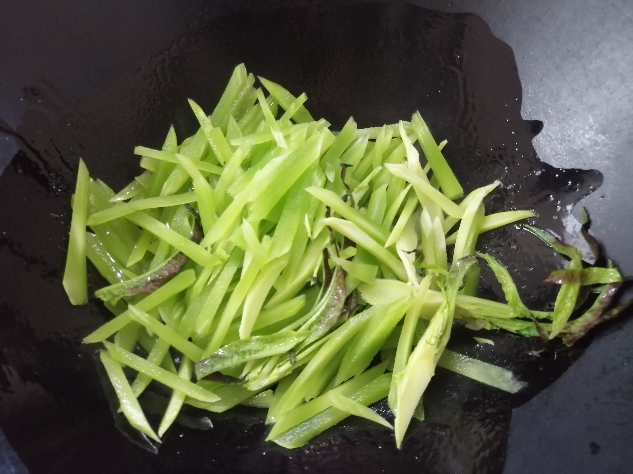 萵苣炒韭菜的做法-家常味炒菜譜-易網(wǎng)健康養(yǎng)生網(wǎng) 萵苣炒韭菜的做法-家常味炒菜譜