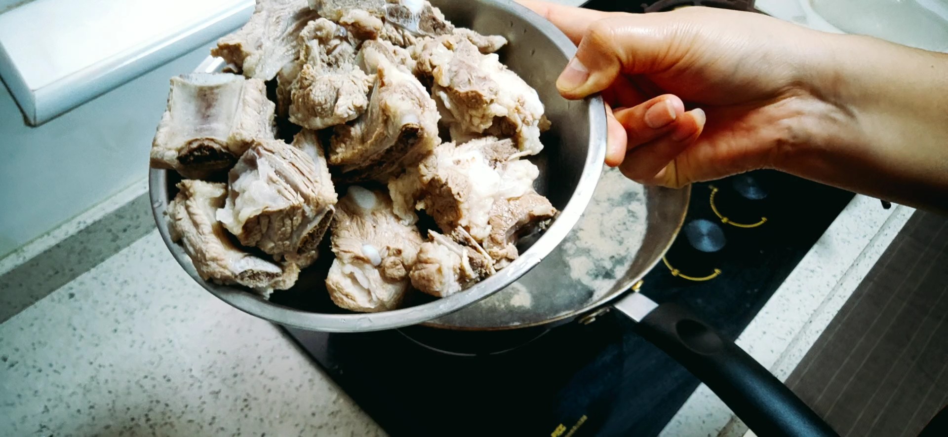 油亮亮的紅燒排骨的做法-咸鮮味燒菜譜