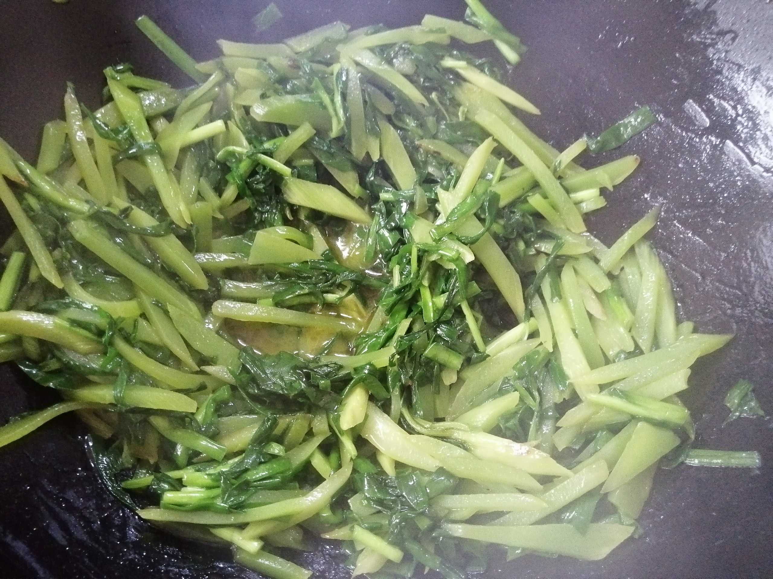 萵苣炒韭菜的做法-家常味炒菜譜-易網(wǎng)健康養(yǎng)生網(wǎng) 萵苣炒韭菜的做法-家常味炒菜譜