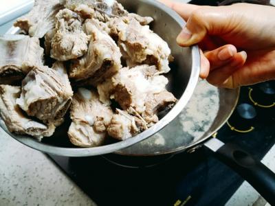 油亮亮的紅燒排骨的做法-咸鮮味燒菜譜