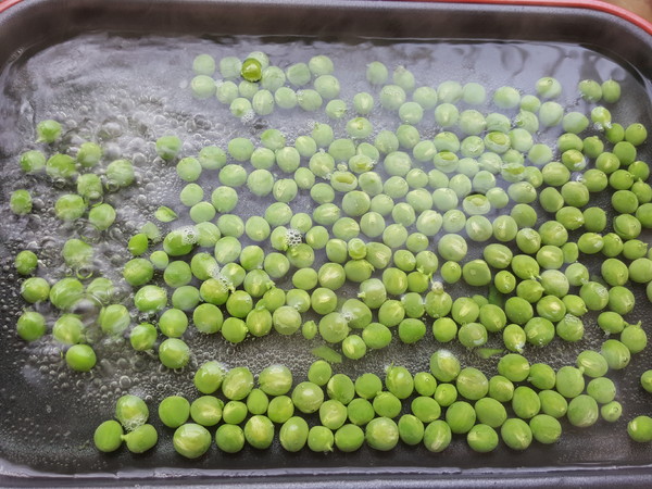 豌豆榛子小龍蝦球的做法-家常味炒菜譜