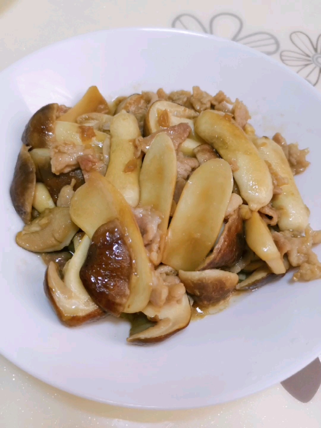 姬松茸炒肉的做法-家常味炒菜譜