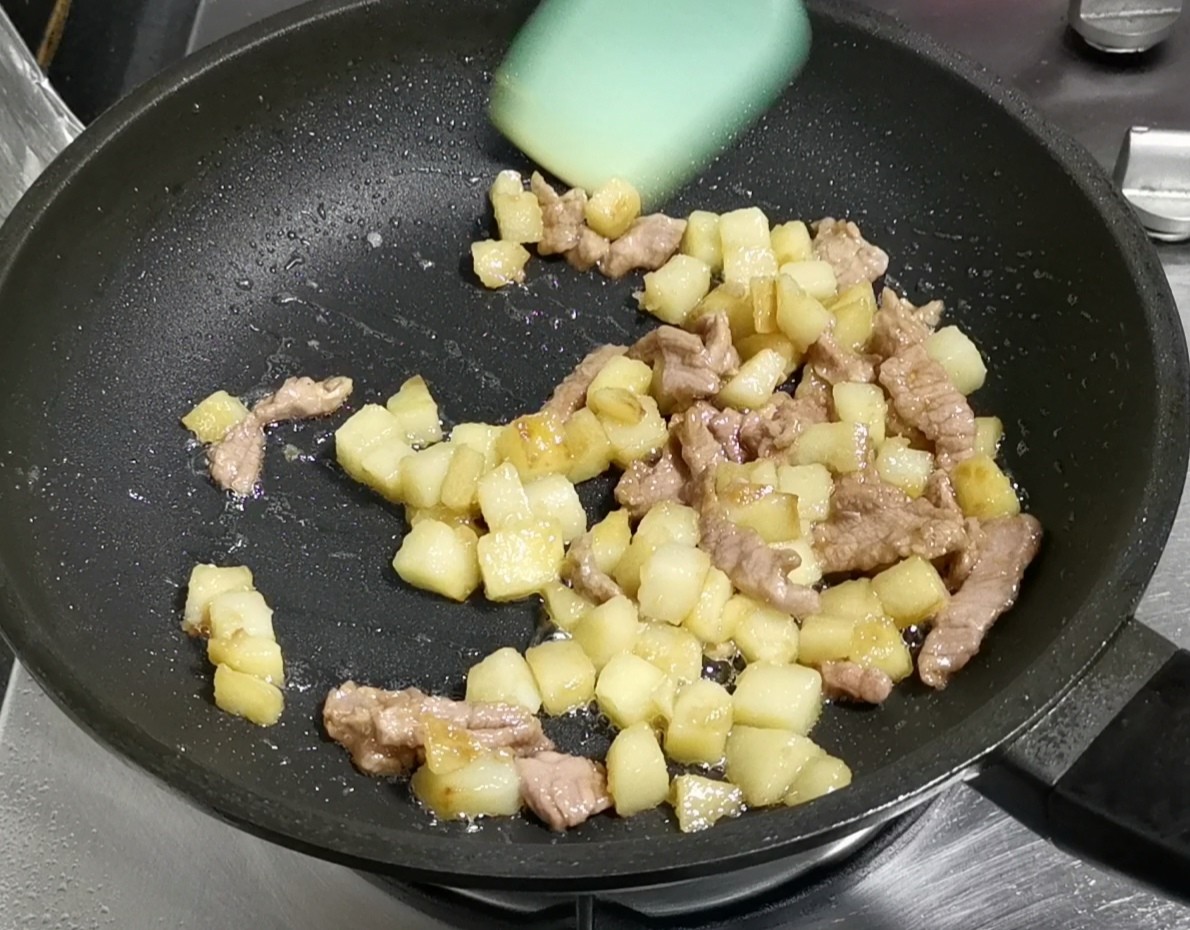 土豆炒牛肉的做法-家常味炒菜譜-易網(wǎng)健康養(yǎng)生網(wǎng) 土豆炒牛肉的做法-家常味炒菜譜