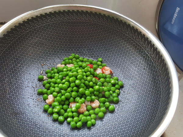 豌豆榛子小龍蝦球的做法-家常味炒菜譜