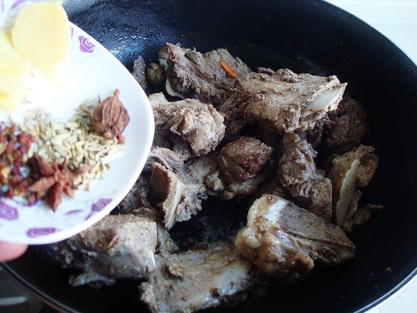 胡蘿卜燉牛排骨的做法-家常味燉菜譜-易網健康養生網 胡蘿卜燉牛排骨的做法-家常味燉菜譜