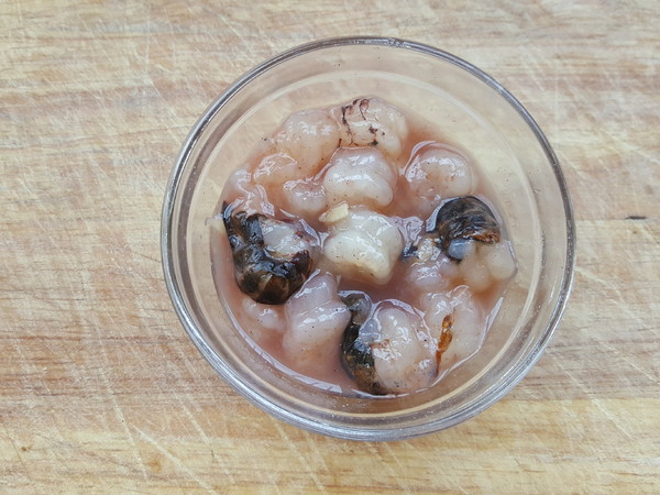 豌豆榛子小龍蝦球的做法-家常味炒菜譜