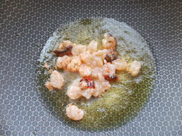 豌豆榛子小龍蝦球的做法-家常味炒菜譜