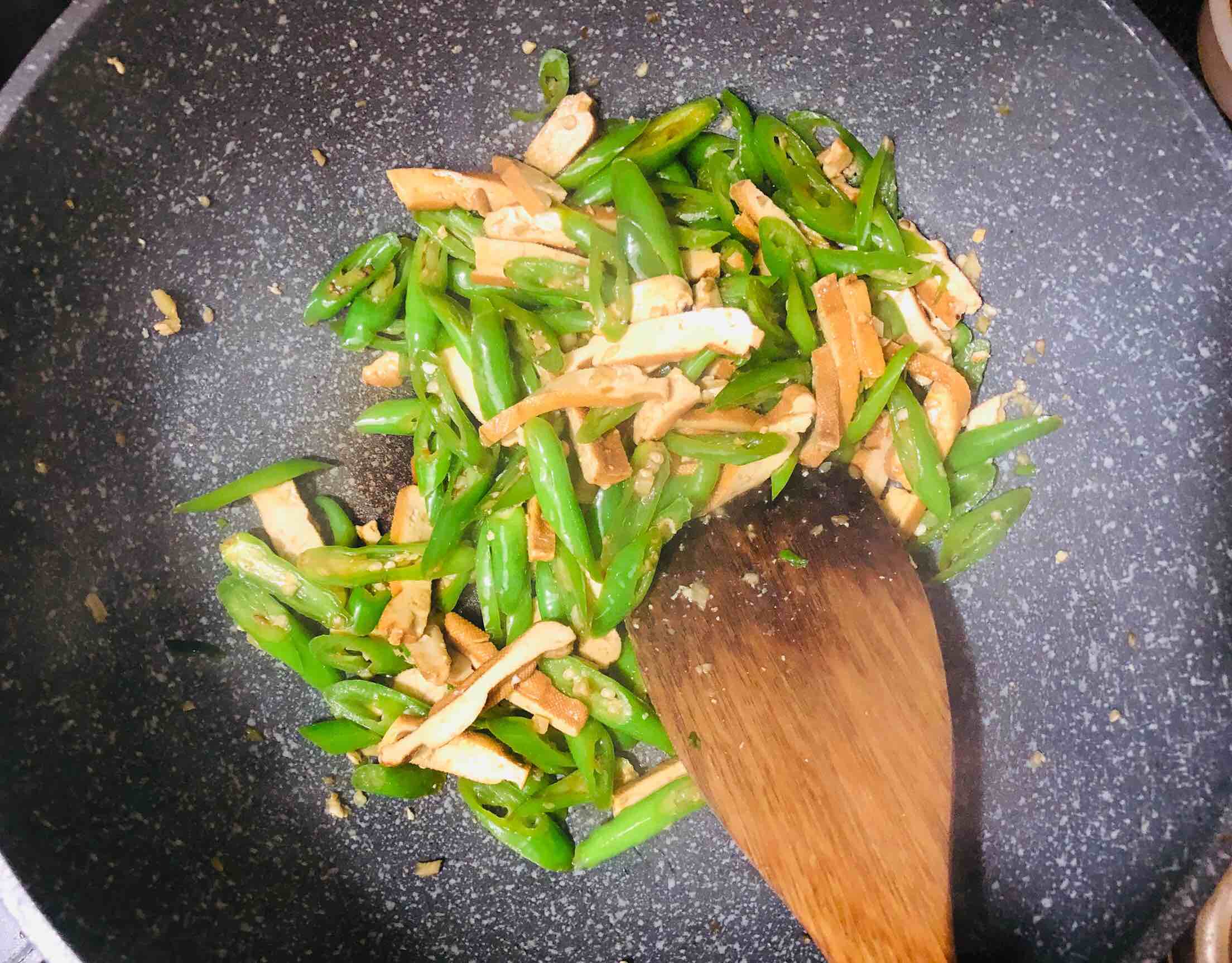 青椒炒香干的做法-家常味炒菜譜