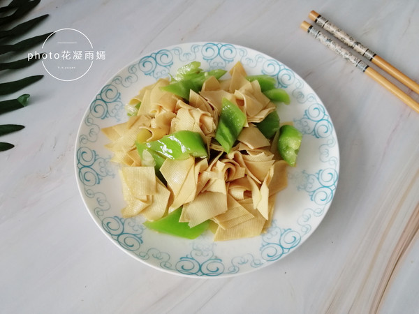 尖椒炒豆腐皮的做法-家常味炒菜譜