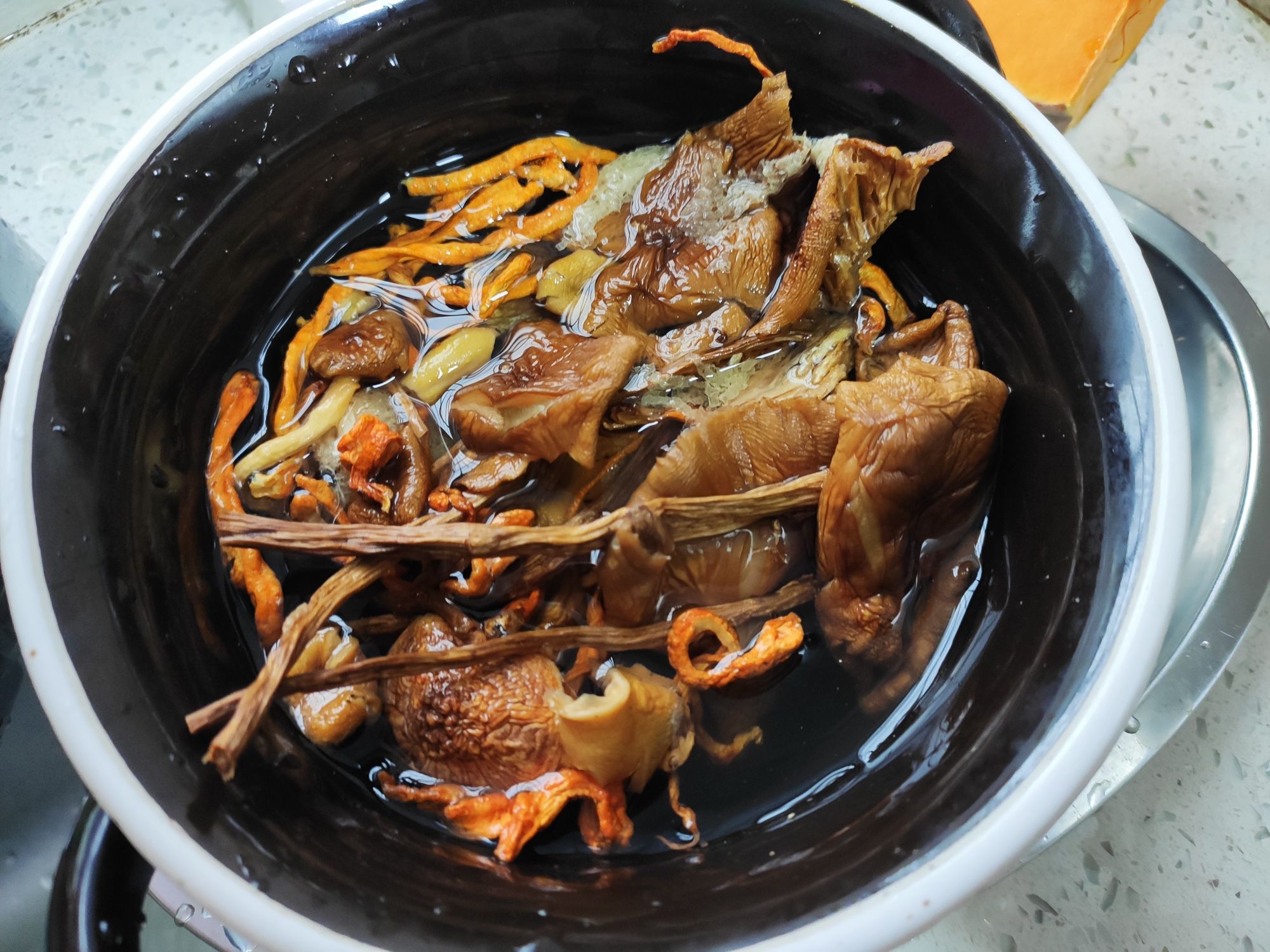 滋補菌菇雞湯,營養又美味!的做法-家常味燉菜譜-易網健康養生網 滋補菌菇雞湯,營養又美味!的做法-家常味燉菜譜