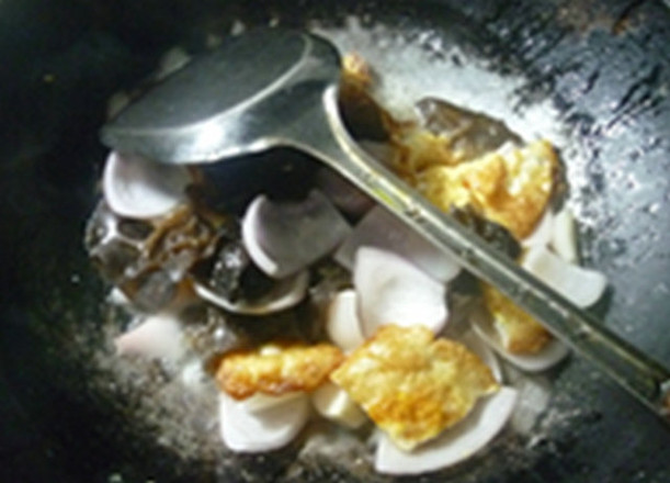 黑木耳洋蔥炒荷葉蛋的做法-家常味炒菜譜-易網健康養(yǎng)生網 黑木耳洋蔥炒荷葉蛋的做法-家常味炒菜譜