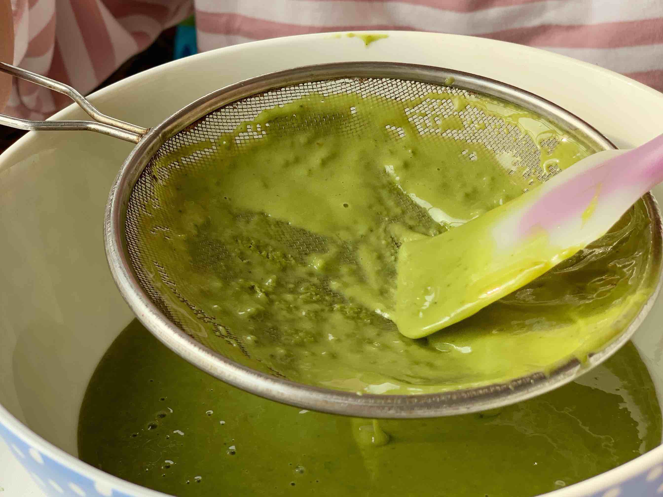 抹茶松餅圣誕樹(shù)的做法-甜味煎菜譜-易網(wǎng)<a href=http://www.jsjjzhkt.cn/ target=_blank class=infotextkey>健康養(yǎng)生</a>網(wǎng) 抹茶松餅圣誕樹(shù)的做法-甜味煎菜譜