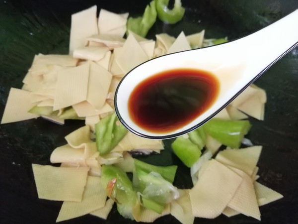 尖椒炒豆腐皮的做法-家常味炒菜譜