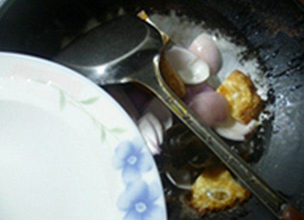 黑木耳洋蔥炒荷葉蛋的做法-家常味炒菜譜-易網健康養(yǎng)生網 黑木耳洋蔥炒荷葉蛋的做法-家常味炒菜譜