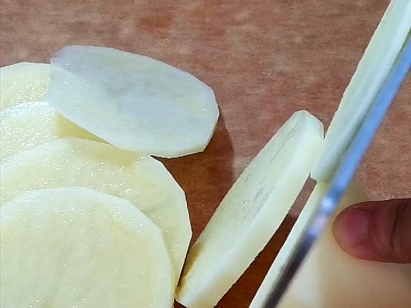 鹽烤土豆片的做法-咸鮮味烤菜譜