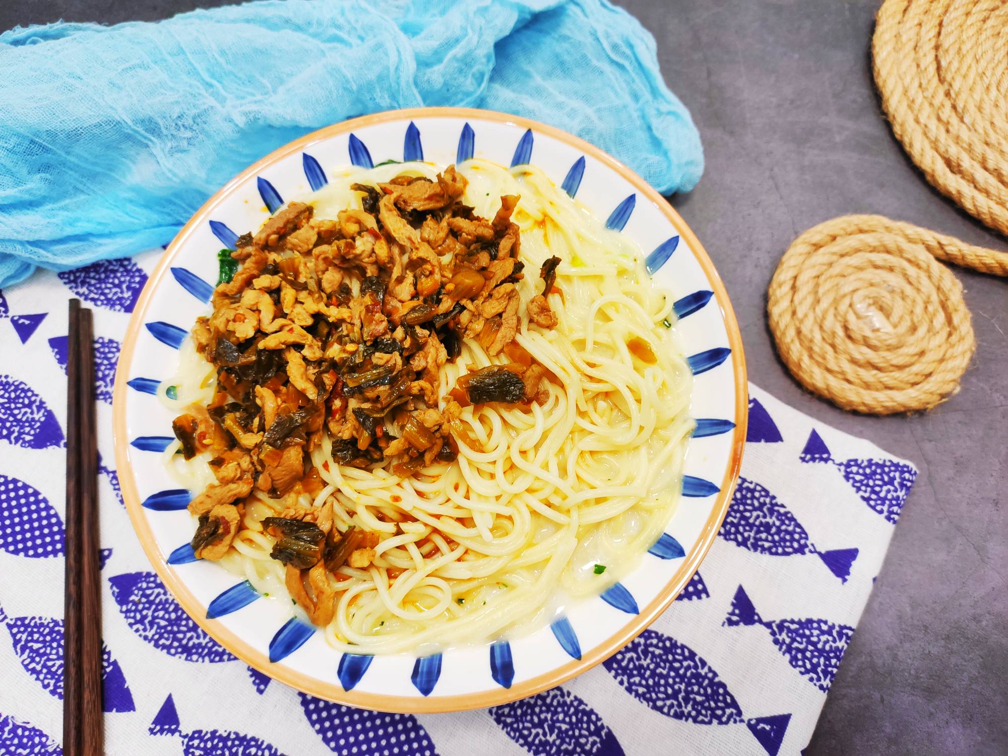 酸菜肉絲面的做法-家常味煮菜譜-易網健康養生網 酸菜肉絲面的做法-家常味煮菜譜