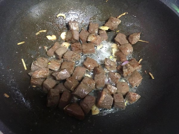 五彩牛肉粒的做法-咸鮮味炒菜譜-易網健康養生網 五彩牛肉粒的做法-咸鮮味炒菜譜