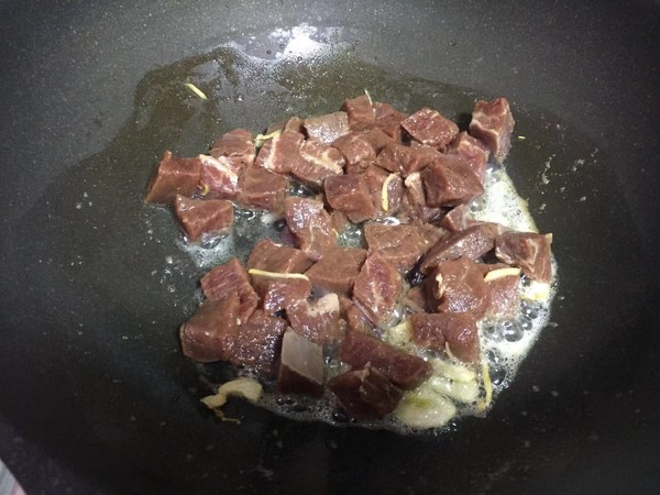 五彩牛肉粒的做法-咸鮮味炒菜譜-易網健康養生網 五彩牛肉粒的做法-咸鮮味炒菜譜