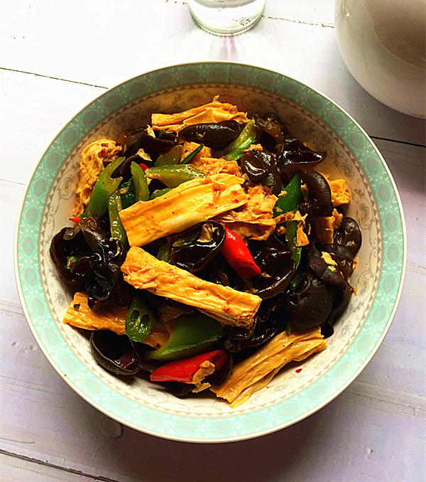 黑木耳炒腐竹的做法-香辣味炒菜譜-易網健康養生網 黑木耳炒腐竹的做法-香辣味炒菜譜