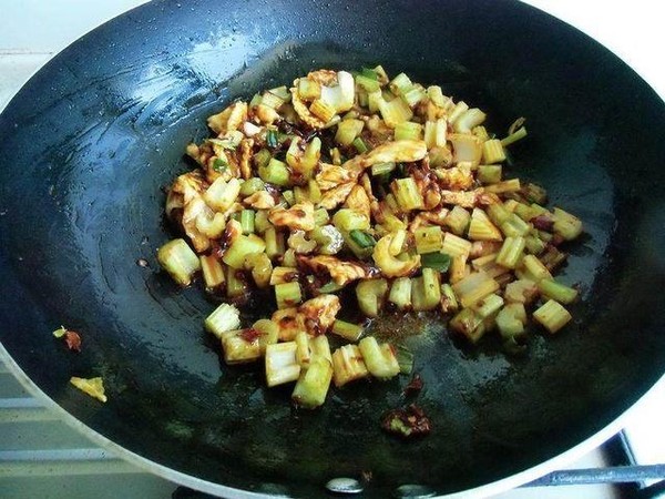 雞肉炒面的做法-家常味炒菜譜-易網(wǎng)健康養(yǎng)生網(wǎng) 雞肉炒面的做法-家常味炒菜譜