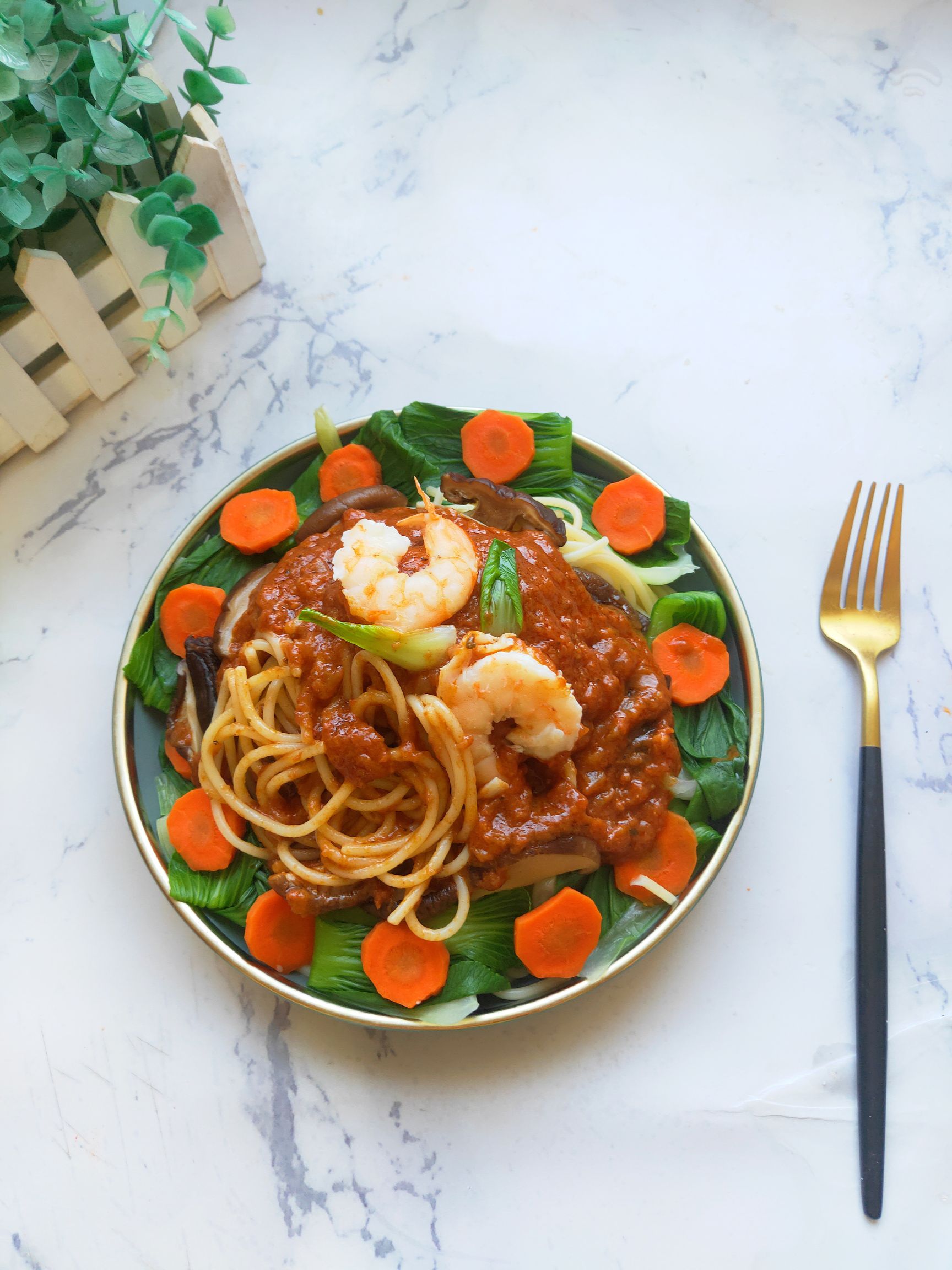 意大利肉醬鮮蝦面的做法-咸鮮味煮菜譜-易網健康養生網 意大利肉醬鮮蝦面的做法-咸鮮味煮菜譜