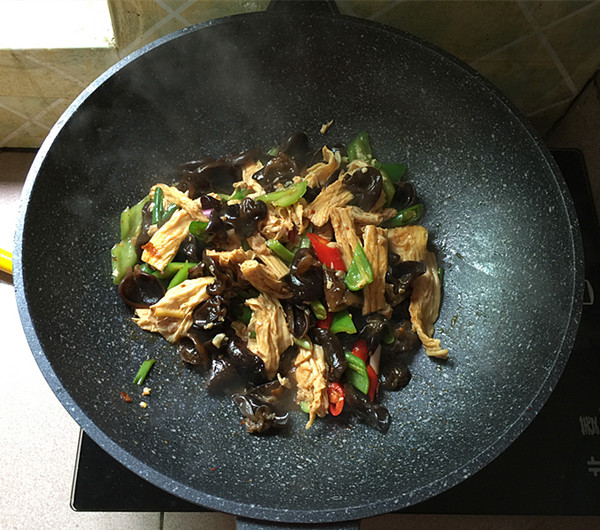 黑木耳炒腐竹的做法-香辣味炒菜譜-易網健康養生網 黑木耳炒腐竹的做法-香辣味炒菜譜