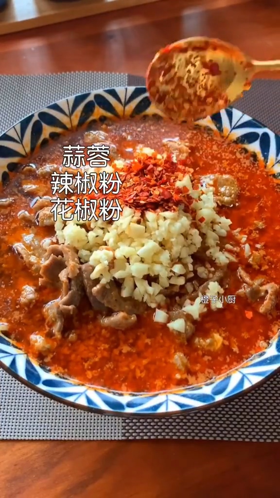 水煮牛肉的做法-家常味炒菜譜-易網(wǎng)健康養(yǎng)生網(wǎng) 水煮牛肉的做法-家常味炒菜譜