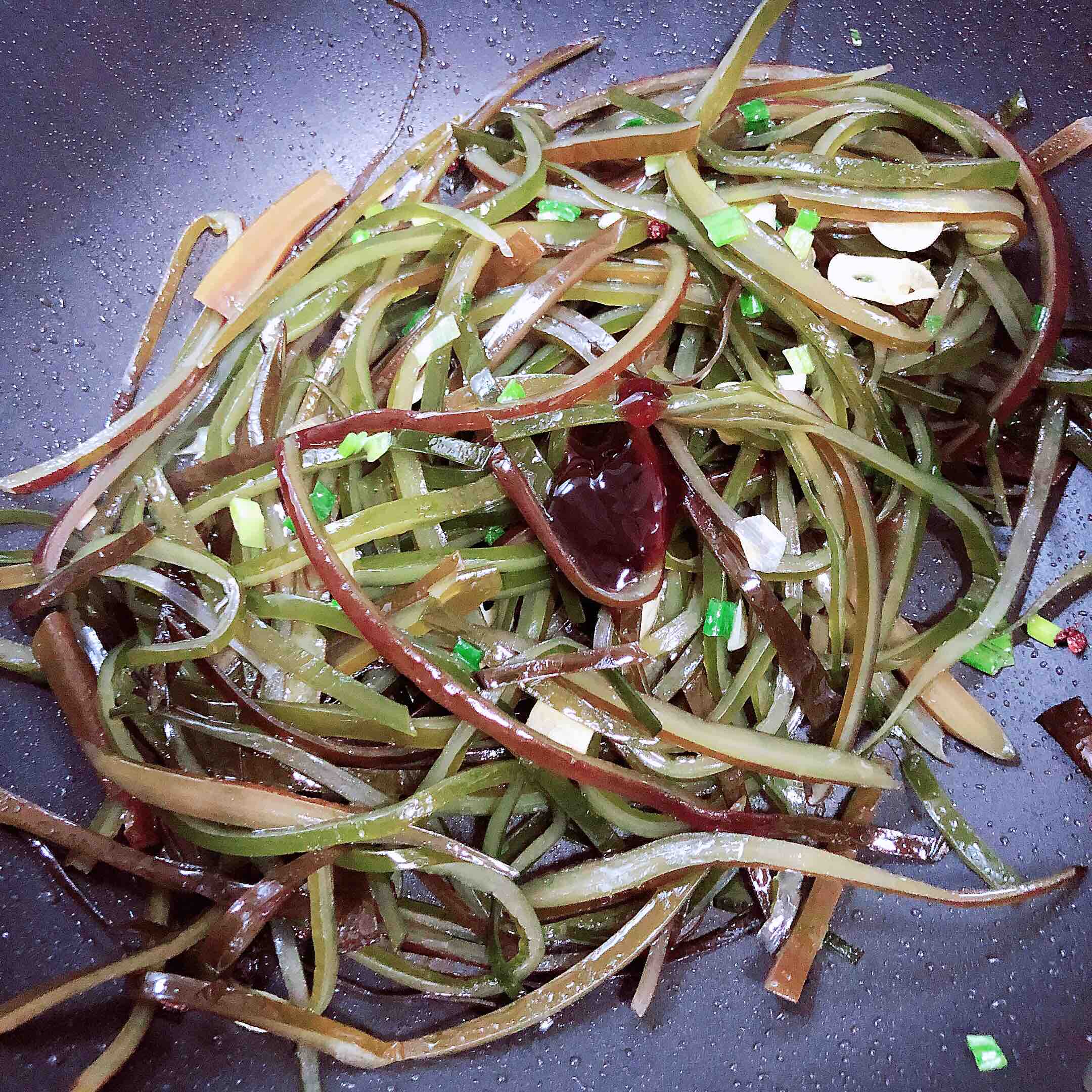 豬油香辣海帶絲的做法-咸鮮味炒菜譜