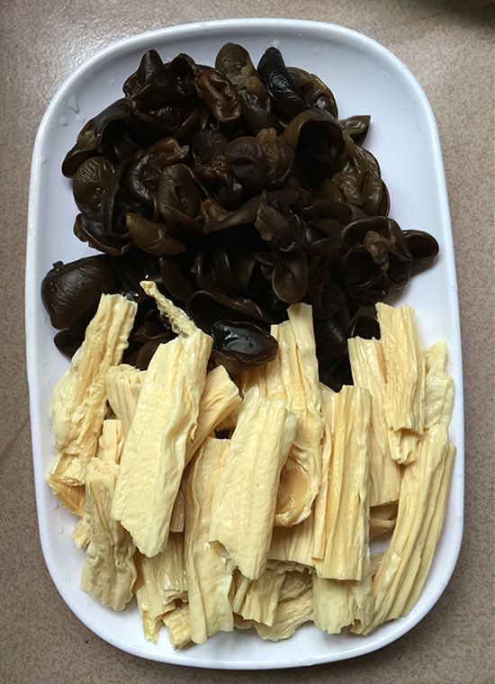 黑木耳炒腐竹的做法-香辣味炒菜譜-易網健康養生網 黑木耳炒腐竹的做法-香辣味炒菜譜