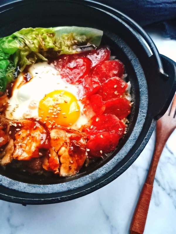 雞腿臘腸煲仔飯的做法-咸鮮味煮菜譜