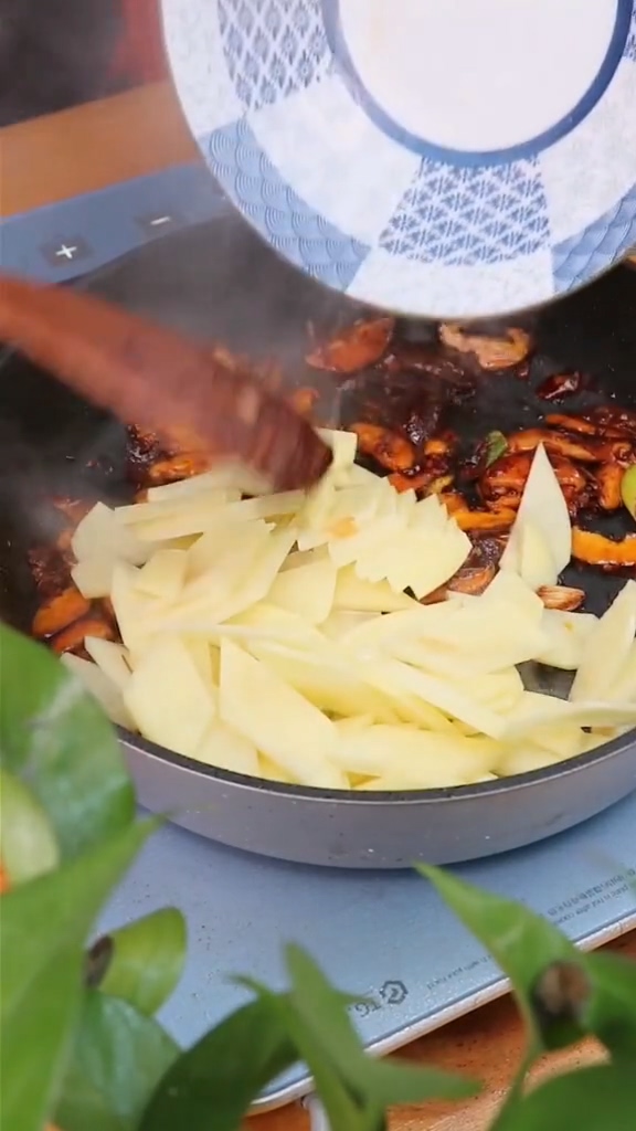 家常香菇土豆的做法-家常味炒菜譜-易網健康養生網 家常香菇土豆的做法-家常味炒菜譜