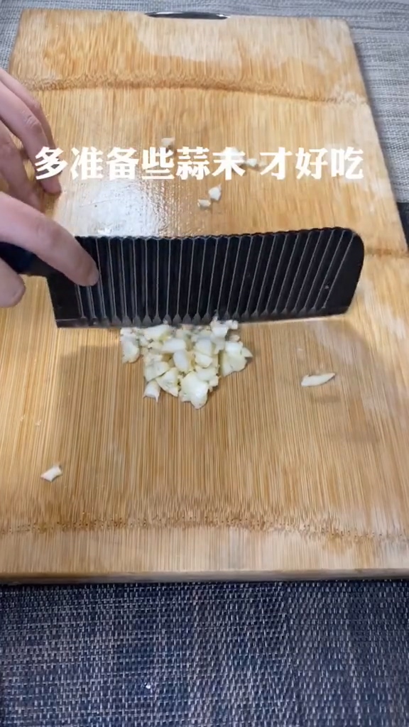 油燜大蝦的做法-家常味燜菜譜-易網<a href=http://www.jsjjzhkt.cn/ target=_blank class=infotextkey>健康養生</a>網 油燜大蝦的做法-家常味燜菜譜