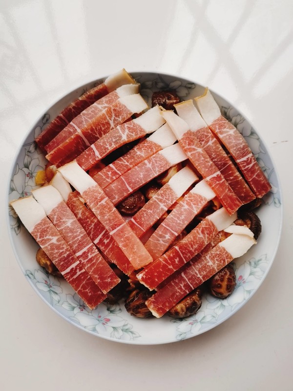 花菇火腿蒸雞的做法-咸鮮味蒸菜譜-易網健康養生網 花菇火腿蒸雞的做法-咸鮮味蒸菜譜