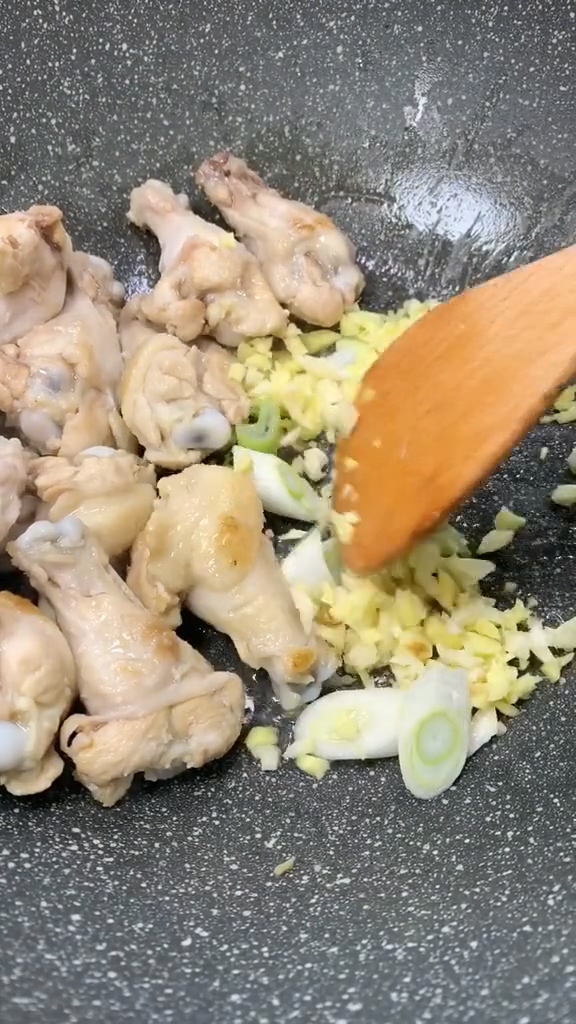 紅燒雞翅根的做法-家常味燒菜譜-易網(wǎng)健康養(yǎng)生網(wǎng) 紅燒雞翅根的做法-家常味燒菜譜