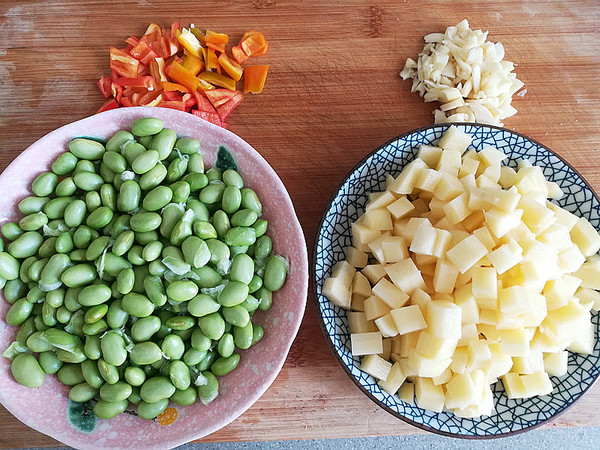 青豆炒土豆的做法-家常味炒菜譜-易網<a href=http://www.jsjjzhkt.cn/ target=_blank class=infotextkey>健康養生</a>網 青豆炒土豆的做法-家常味炒菜譜