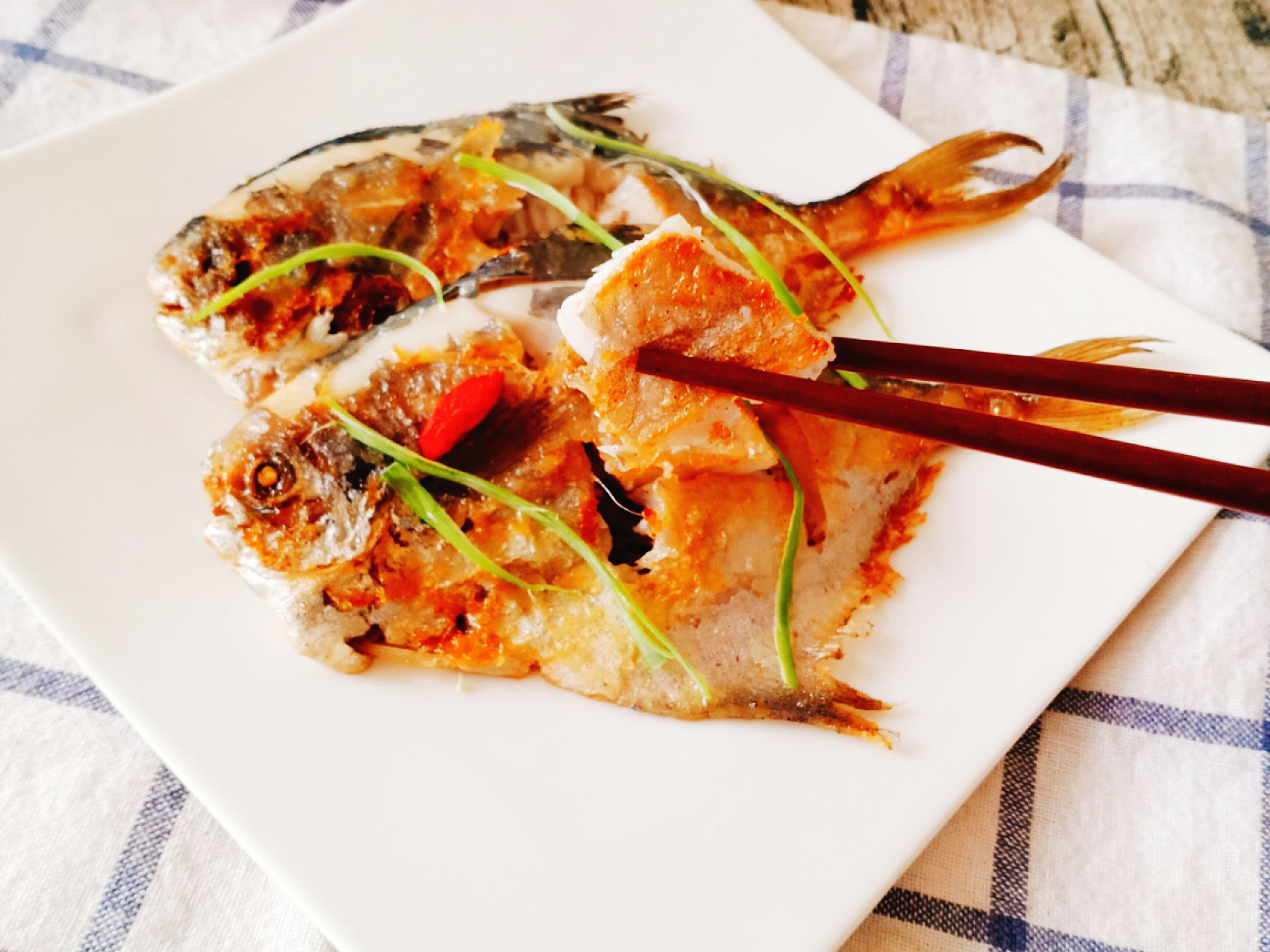 香煎鯧魚的做法-咸鮮味煎菜譜-易網健康養生網 香煎鯧魚的做法-咸鮮味煎菜譜