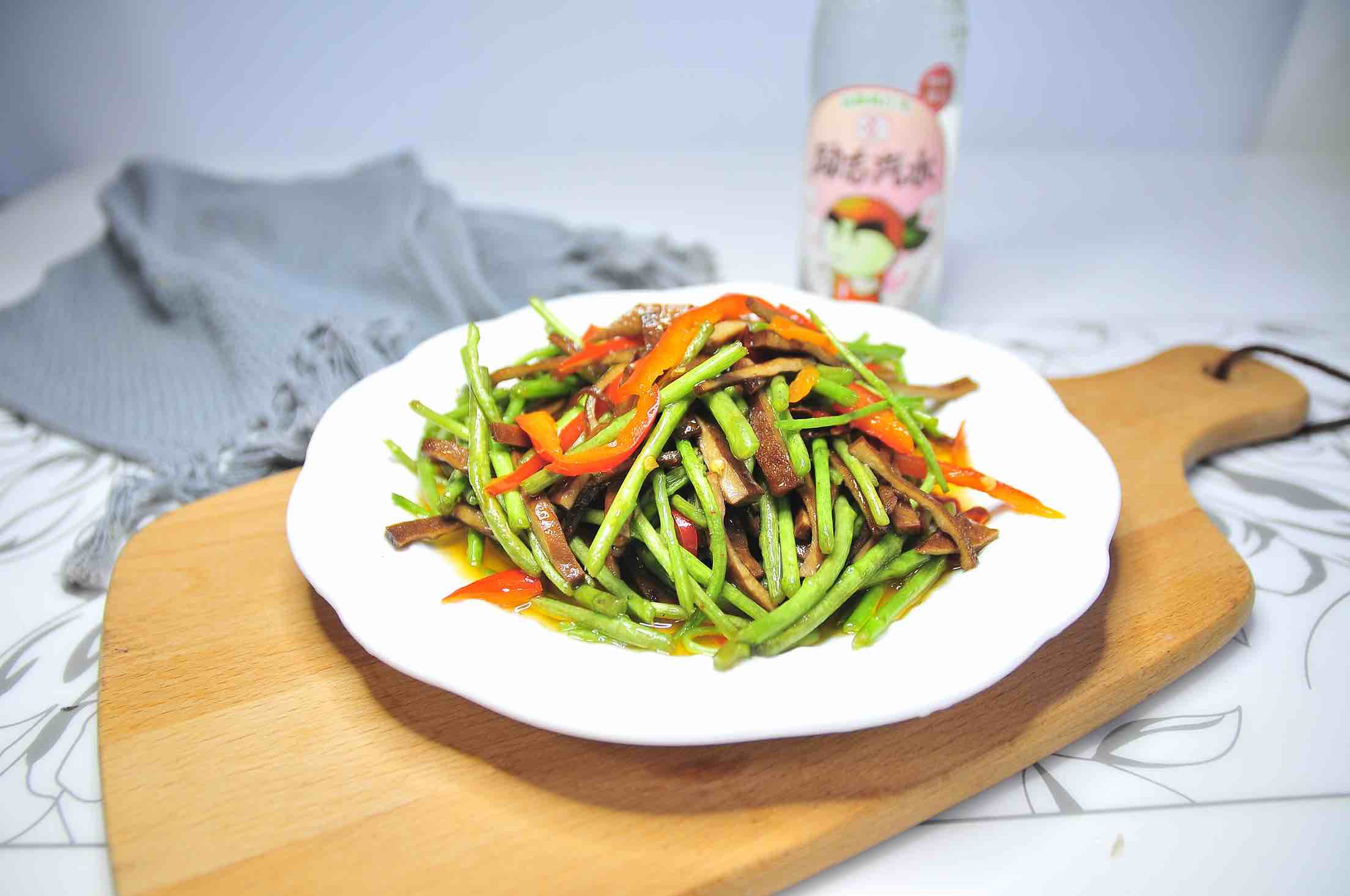 野蘆蒿炒香干的做法-家常味炒菜譜-易網健康養生網 野蘆蒿炒香干的做法-家常味炒菜譜