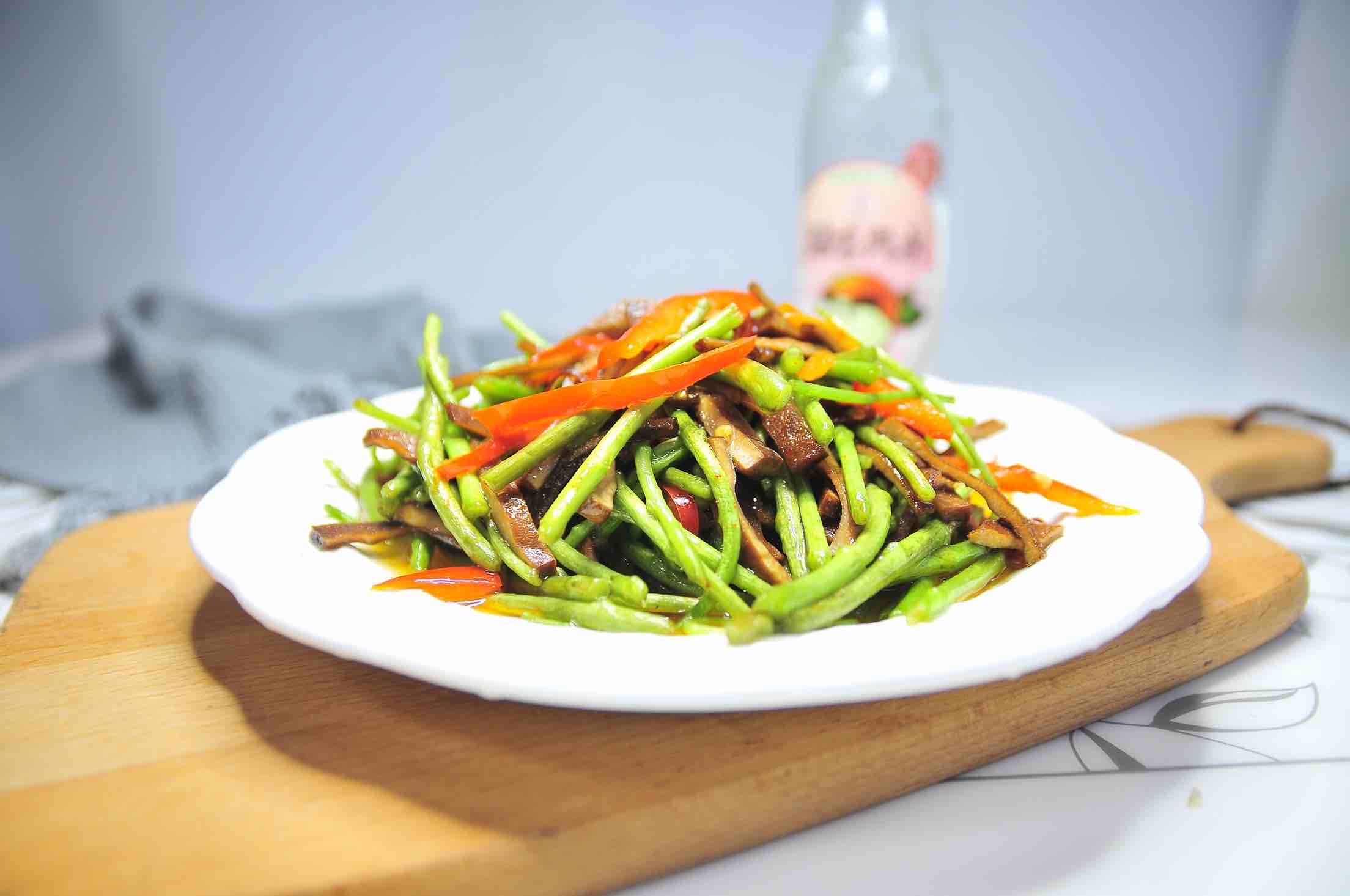 野蘆蒿炒香干的做法-家常味炒菜譜-易網健康養生網 野蘆蒿炒香干的做法-家常味炒菜譜