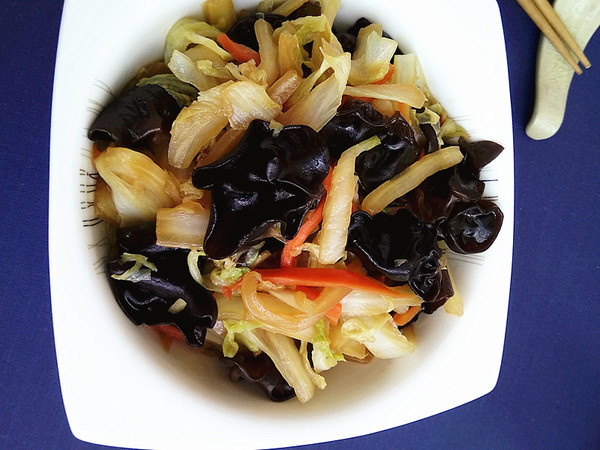 黑木耳燒白菜的做法-家常味燒菜譜-易網健康養生網 黑木耳燒白菜的做法-家常味燒菜譜