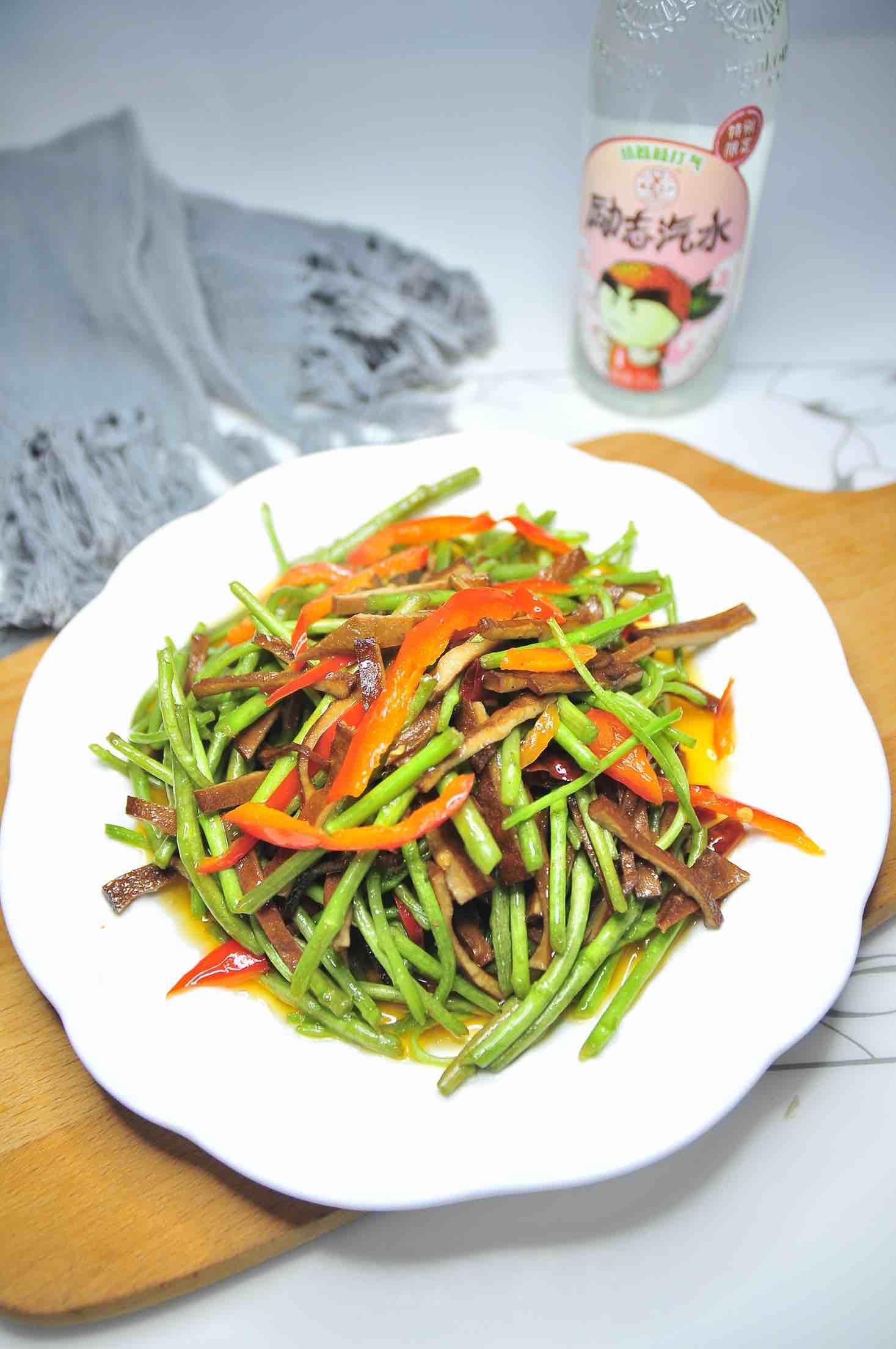 野蘆蒿炒香干的做法-家常味炒菜譜-易網健康養生網 野蘆蒿炒香干的做法-家常味炒菜譜