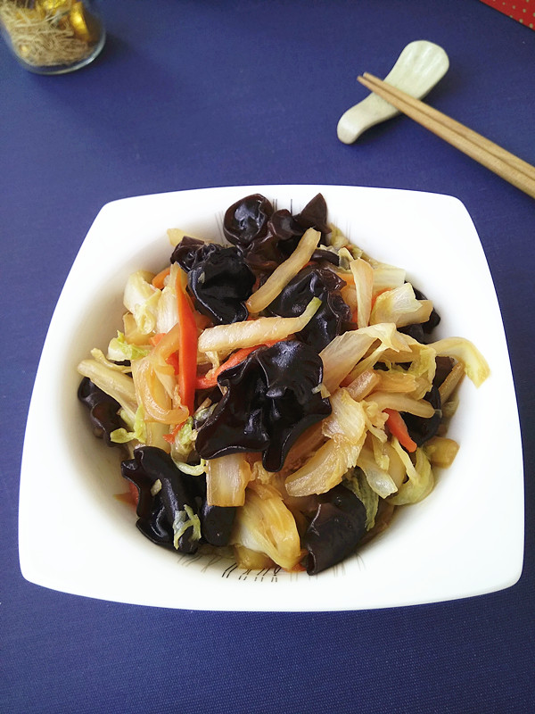 黑木耳燒白菜的做法-家常味燒菜譜-易網健康養生網 黑木耳燒白菜的做法-家常味燒菜譜